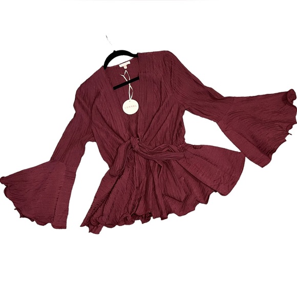 Luxxel Tops - Luxxel Medium (NWT) Stylish Top